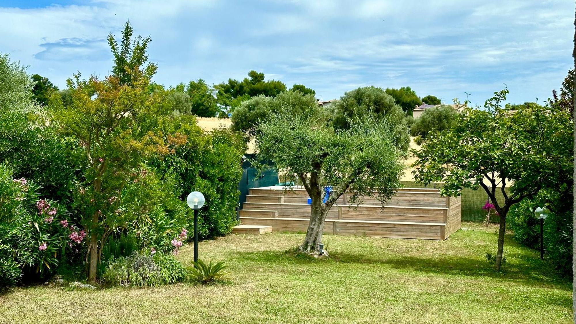 N084 - Numana, Villa Quadrilocale Con Meraviglioso Giardino Exterior photo
